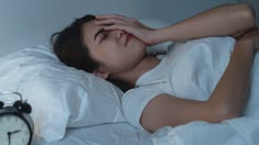  MẤT NGỦ KÉO DÀI: ĐỪNG CHỈ CỐ NGỦ SỚM, HÃY TÌM ĐÚNG NGUYÊN NHÂN ĐỂ LẤY LẠI 